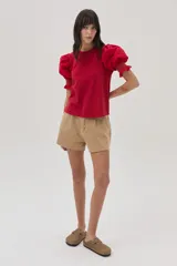 Blusa de algodón color rojo con mangas cortas abullonadas y detalle de bordado en los puños.