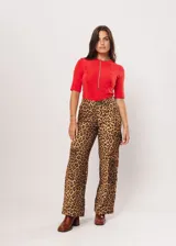 Pantalón de tiro alto con estampado animal print de leopardo, corte recto y bolsillos laterales.