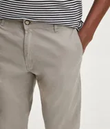 Pantalón de vestir color verde oscuro, corte slim, confeccionado en sarga de algodón y elastano.