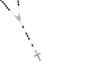 Rosario de acero italiano con cristales color ónix y dije de San Benito.