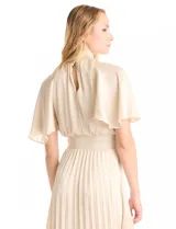 Vestido midi color beige de satén, marca Julia Jordan. Cuello alto con punto smock, mangas amplias de estilo fluido y cintura elastizada también con punto smock. La falda tiene una caída fluida con plisado. Cierre posterior con abertura ojal y botones. Forro interno a tono.
