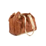Cartera de cuero marrón con efecto gastado, asas de hombro en tono beige claro con herrajes metálicos dorados y detalles de costura fruncida en el frente.