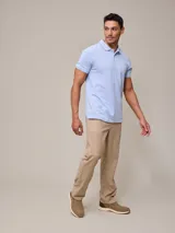 Pantalón chino azul marino de algodón y lino, con corte recto y bolsillos laterales.