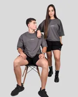 Remera negra de algodón, corte oversize, con inscripción 'GAINS.' en el frente.