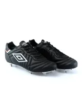 Championes de fútbol Umbro Speciali SG, color negro con logo Umbro en blanco.