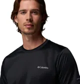 Remera deportiva Columbia Hike Crew Omni-Wick de color negro, de manga corta y cuello redondo, con el logo de la marca estampado en el pecho.