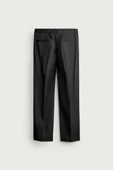 Pantalón de traje regular fit negro, confeccionado en lana italiana, con bolsillos laterales, bolsillos traseros de vivo con botón y cierre frontal de cremallera y botón.