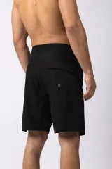 Short de baño color verde oliva, de corte recto y largo hasta la rodilla, con cordón de ajuste blanco en la cintura y bolsillo lateral con etiqueta con logo VCP.