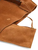 Cartera shopper amplia de gamuza color camel con costuras decorativas y asas de hombro de cuero a contratono.