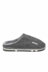 Pantuflas de pana color gris, con diseño texturizado, interior de corderito sintético y suela de goma con detalles en blanco.