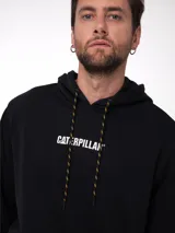 Buzo con capucha negro de corte clásico, confeccionado en tejido French Terry. Presenta estampado de la marca en el pecho, bolsillo tipo canguro frontal con etiqueta de logo, cordones ajustables a rayas amarillas y negras, y terminaciones en punto acanalado.
