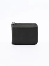 Billetera de tela color gris oscuro con cierre de cremallera.