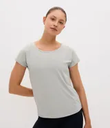 Remera deportiva Get Over de microfibra texturizada color rojo, con mangas cortas, cuello redondo y corte holgado.