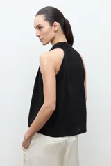 Blusa sin mangas de lino color maíz, con cuello drapeado y diseño fluido.