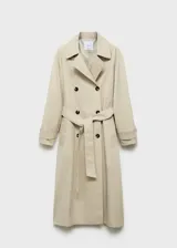 Trench coat de corte recto y diseño oversize, con cierre de doble botonadura, cuello de solapa ancha, bolsillos laterales y mangas largas con puños abotonados. Incluye cinturón desmontable y forro interior.