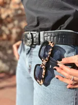 Cinto de cuero negro con textura crocco y hebilla metálica plateada. El broche suizo permite intercambiar la hebilla.