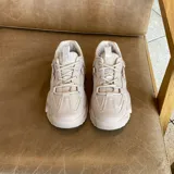 Championes de mujer color beige con plataforma. Se recomienda comprar un talle más del habitual.