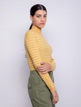 Polera amarilla con cuello alto y diseño a rayas horizontales.