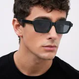 Lentes de sol unisex de forma cuadrada, con armazón de policarbonato negro y lentes polarizadas japonesas TAC negras con protección UV 400. Destacan por su calidad y robustas patillas.