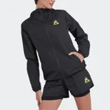 Cortavientos deportivo negro con capucha y cierre frontal completo. Presenta el logo de Le Coq Sportif en amarillo en el pecho izquierdo y en el short.