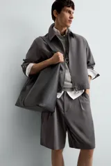 Sobrecamisa regular fit color gris oscuro, confeccionada en tejido con viscosa. Presenta cuello solapa, manga larga con puño abotonado, bolsillos de vivo en la cadera y cierre frontal con cremallera.