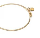 Pulsera dorada con forma plana, bañada en oro de 18k, con cierre de mosquetón.
