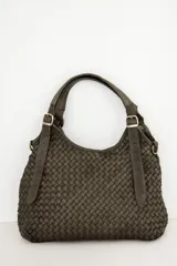 Cartera tipo hobo color suela, confeccionada en cuero con diseño trenzado y correa ajustable con hebilla metálica dorada.