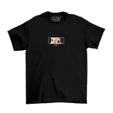 Remera negra de manga corta con estampa frontal rectangular que muestra un detalle de los ojos de la pintura La Joven de la Perla y el año 1665.