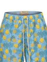 Short de baño celeste RKF modelo Izam, con estampado tropical de limones amarillos y hojas de costilla de Adán en tonos verdes y grises. Cuenta con cintura elástica con cordón ajustable grueso y bolsillos laterales.