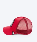 Gorra estilo trucker roja con paneles frontales de tela y paneles traseros de malla. Presenta un parche bordado de una cobra en posición de ataque con la palabra "KING" en la parte superior.