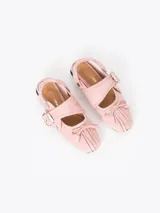 Ballerina Crush confeccionada en cuero vacuno con efecto arrugado y terminación en punta cuadrada. Presenta tira con hebilla metálica grande en el empeine, detalles de lazos decorativos en la puntera y tira elástica en el talón. Cuenta con un taco bajo de 1 cm.
