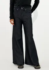 Pantalon de jean azul oscuro, de corte wide leg con botamanga deshilachada y tiro medio.