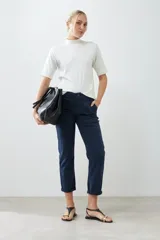 Pantalón chino negro de corte recto, con bolsillos laterales y traseros.