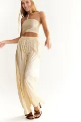 Top bandeau plateado con textura plisada y cuello halter fino.