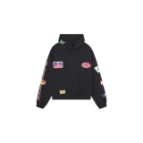 Hoodie oversize negro de Eme Studios, con capucha, bolsillo frontal tipo canguro y múltiples parches estampados coloridos en el pecho, mangas y capucha.