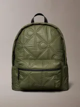 Mochila Calvin Klein de nailon color verde militar, con diseño acolchado y patrón de monograma integrado. Cuenta con cierre de cremallera doble, bolsillo delantero con cierre, tirantes ajustables y asa de mano superior.