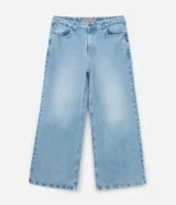 Pantalón de jean de tiro alto, color celeste claro con efecto degradado (más claro en el centro de los muslos). Corte wide leg, ancho desde la cadera hasta el tobillo.