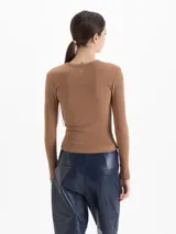 Remera de micro rib color blanco, con cuello redondo, mangas largas y silueta ajustada al cuerpo. Presenta logo bordado en la espalda.