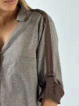 Camisa celeste de algodón con mangas 3/4 y puños marrones.