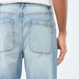 Pantalón de jean con corte recto y ajuste regular, diseño clásico de cinco bolsillos en color azul claro con efecto lavado.