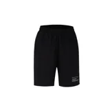 Shorts deportivos negros con cintura elástica y estampado con texto en la pierna.