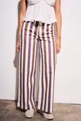 Pantalón de jean de corte wide leg, tiro medio, con rayas verticales en tonos marrón, morado y blanco crema.