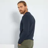 Sweater azul marino de punto con cuello redondo y mangas largas.