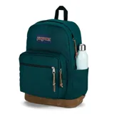 Mochila Jansport Right Pack de 28 litros, color verde oscuro con base de cuero marrón. Presenta el logo de Jansport en el frente, un bolsillo frontal con cierre y un compartimento principal amplio.