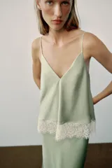 Vestido midi de satén color verde menta con escote en V, tirantes finos y detalle de encaje blanco en el pecho.