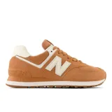 Championes New Balance 574 color marrón con detalles en blanco.