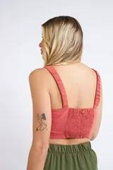 Top corto color verde menta, con escote corazón y tirantes anchos. Presenta un diseño ajustado en el torso y escote pronunciado en la espalda.