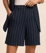 Bermuda de sastrería con cintura alta, trabillas en la cintura, solapa diferenciada y rayas verticales.