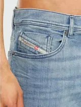 Pantalón de jean Diesel modelo D-Finitive, de corte recto, color celeste con lavado claro y detalles de desgaste. Tiene bolsillos delanteros y traseros, cierre con botón y cremallera, y etiqueta de la marca en el bolsillo trasero.