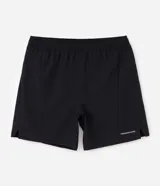 Bermuda deportiva Get Over de color negro, confeccionada en tejido tecnológico de poliéster y elastano, con cintura elástica y recortes frontales.